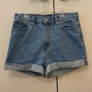 super cute BDG mom jean short, lightly worn, great condition!